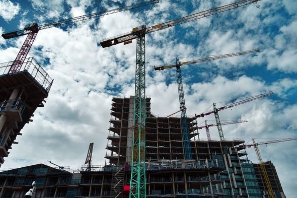 20161106_NewsNotice_IndustryPolicyDirectionForBuildingProductConformanceEndorsed_HERA building-construction-cranes